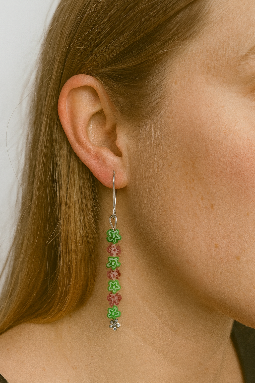 Zilverkleurige haakjes met parelbloemen in paars en groen