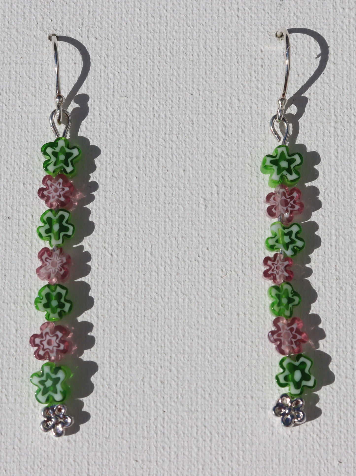 Zilverkleurige haakjes met pareltjes bloemen in paars en groen