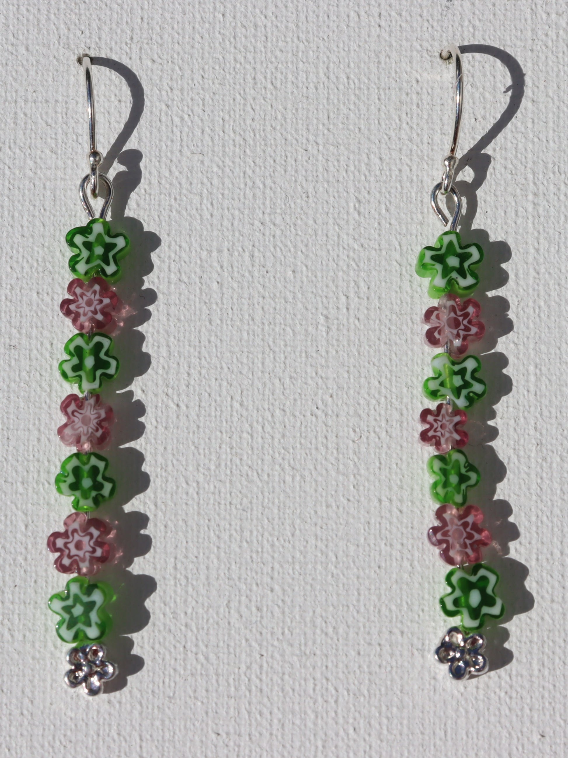 Zilverkleurige haakjes met pareltjes bloemen in paars en groen