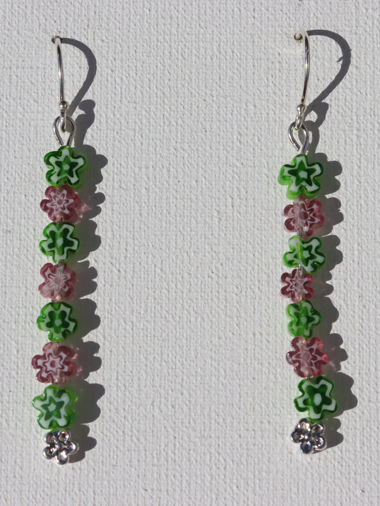 Zilverkleurige haakjes met pareltjes bloemen in paars en groen