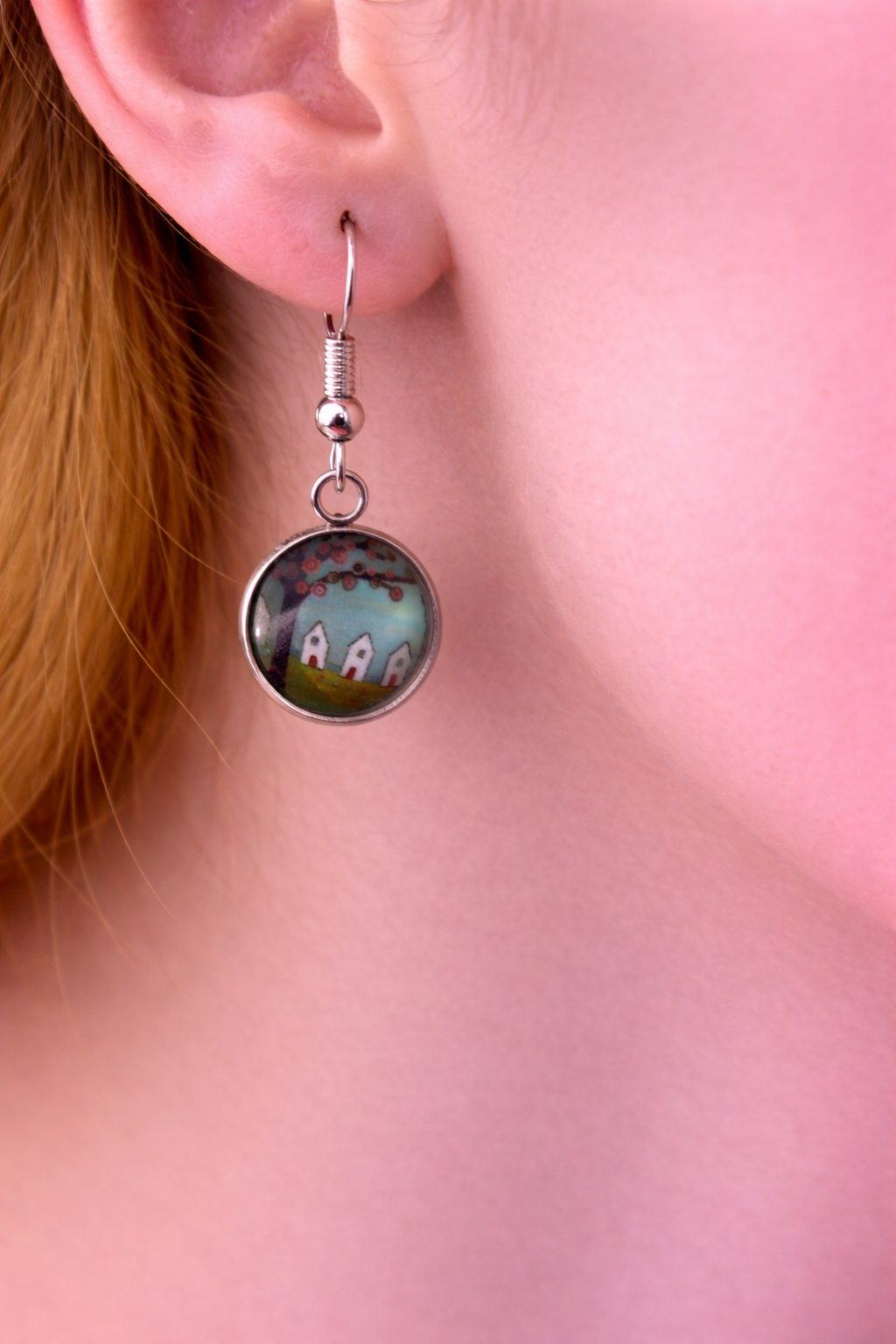 Zilverkleurige oorbellen met boom met witte huisjes