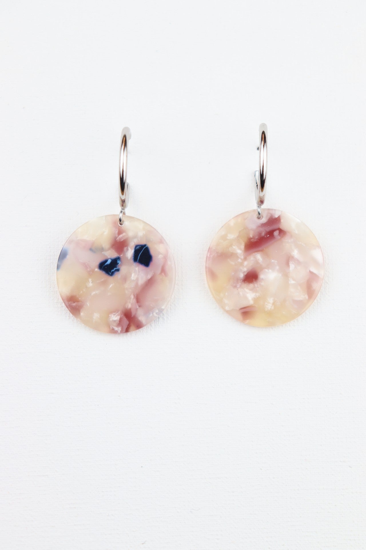 Zilverkleurige oorbellen met rondjes met blauw,poeder roos en wit
