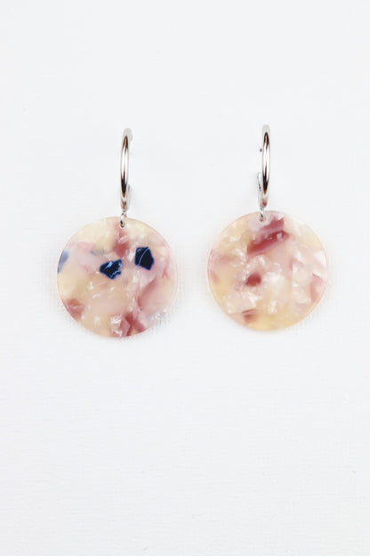 Zilverkleurige oorbellen met rondjes met blauw,poeder roos en wit
