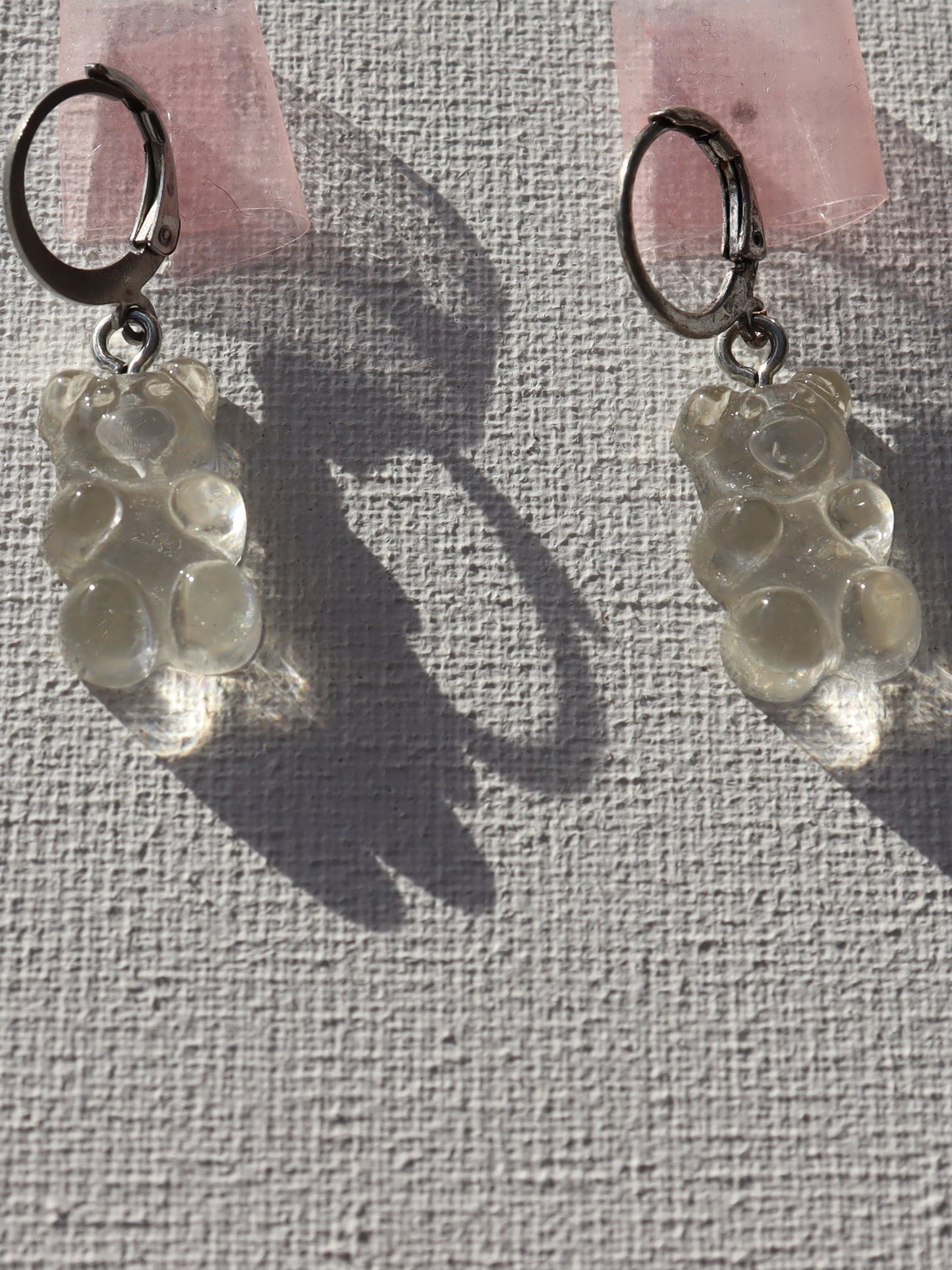 Zilverkleurige oorbelring met witte doorzichtige beertjes