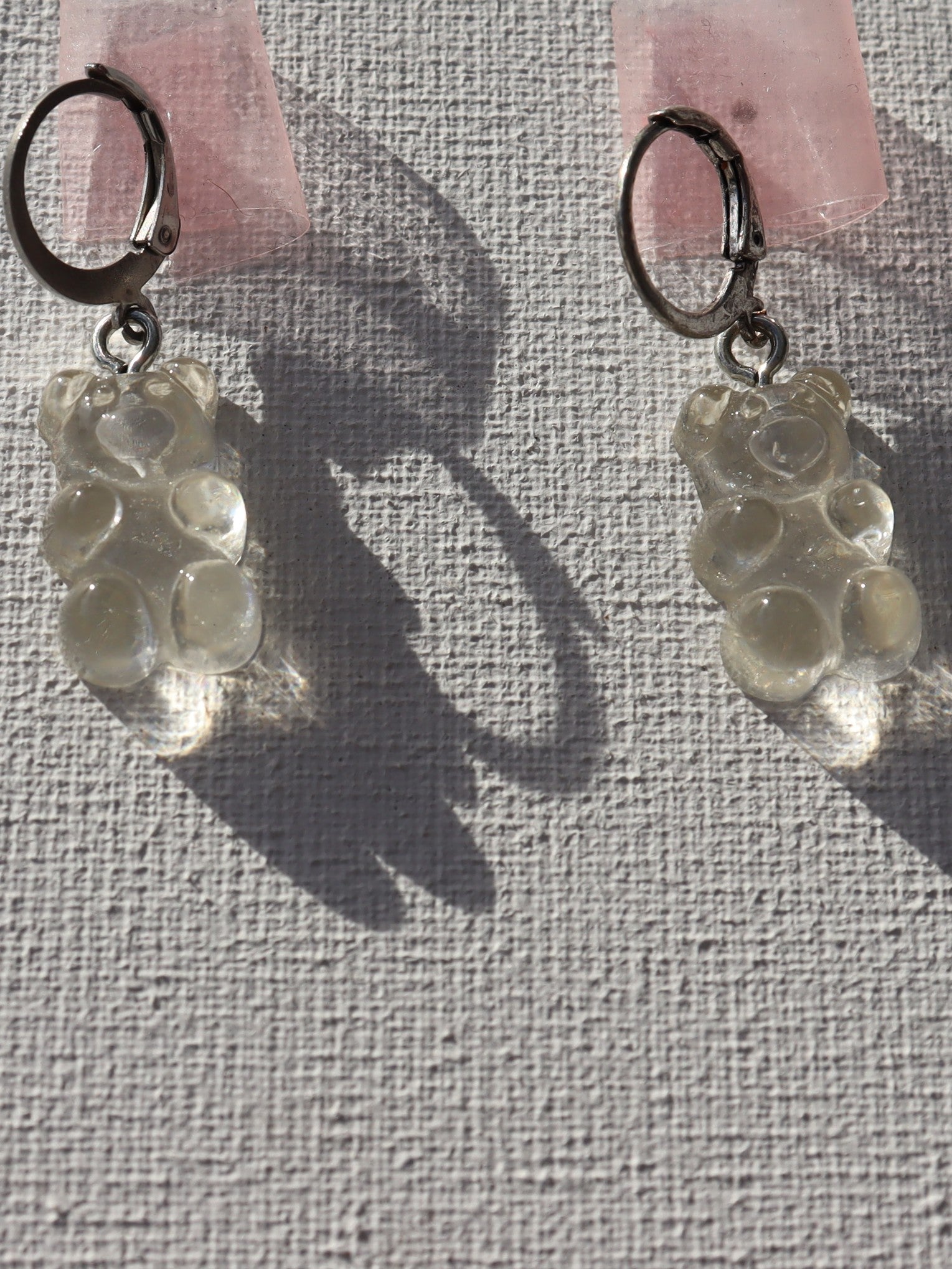 Zilverkleurige oorbelring met witte doorzichtige beertjes