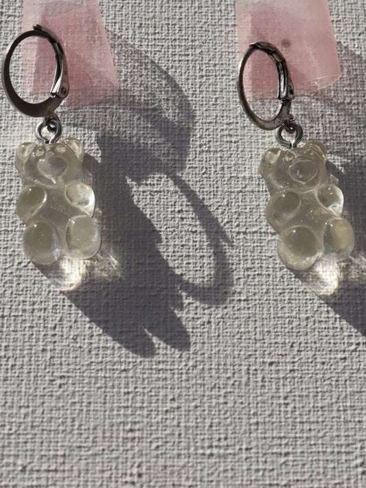 Zilverkleurige oorbelring met witte doorzichtige beertjes