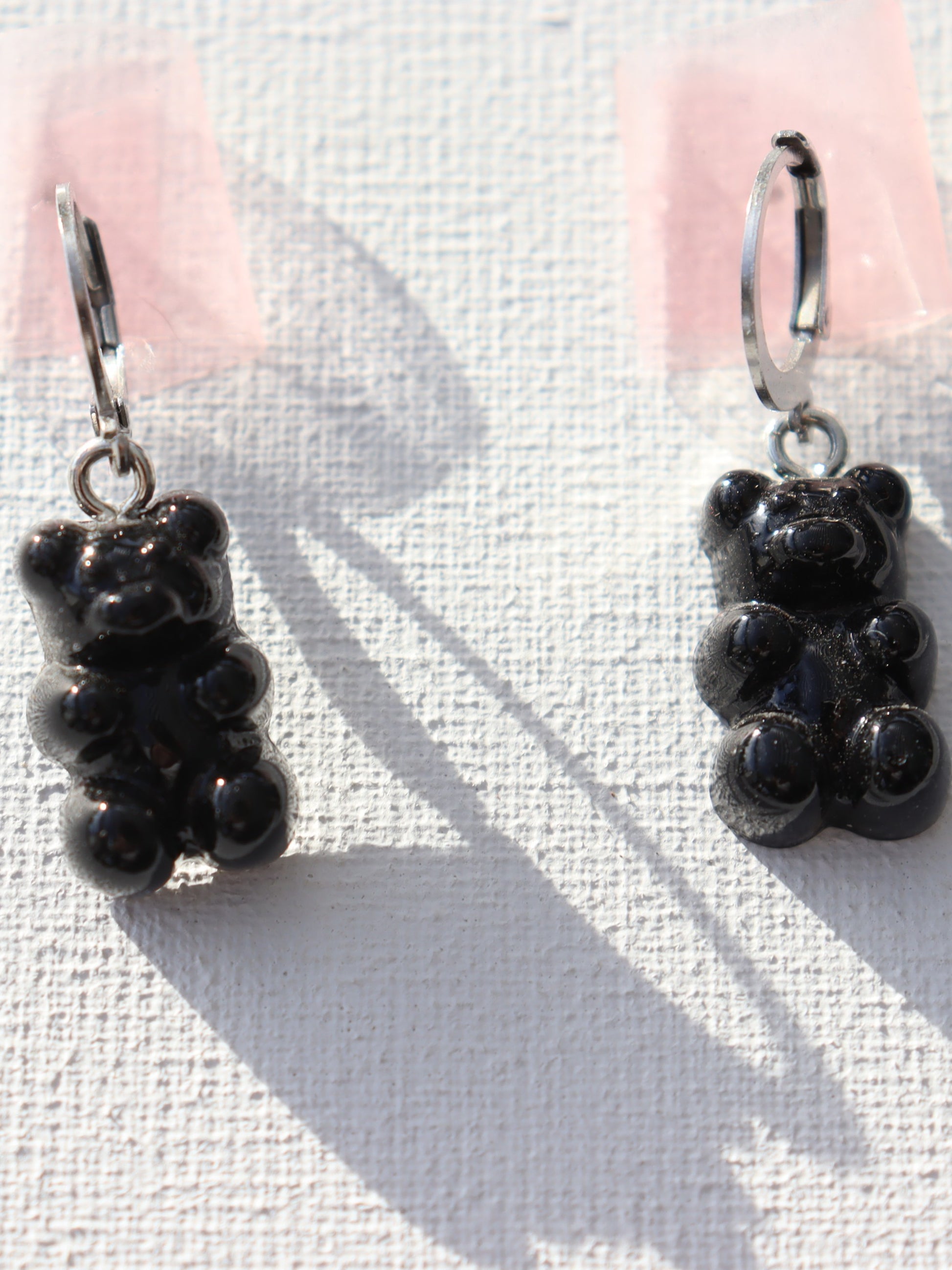 Zilverkleurige oorbelringen met zwarte beertjes