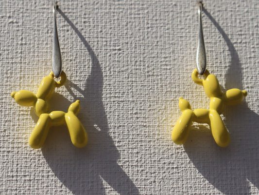 Zilverkleurige oorhaken met gele ballon hond