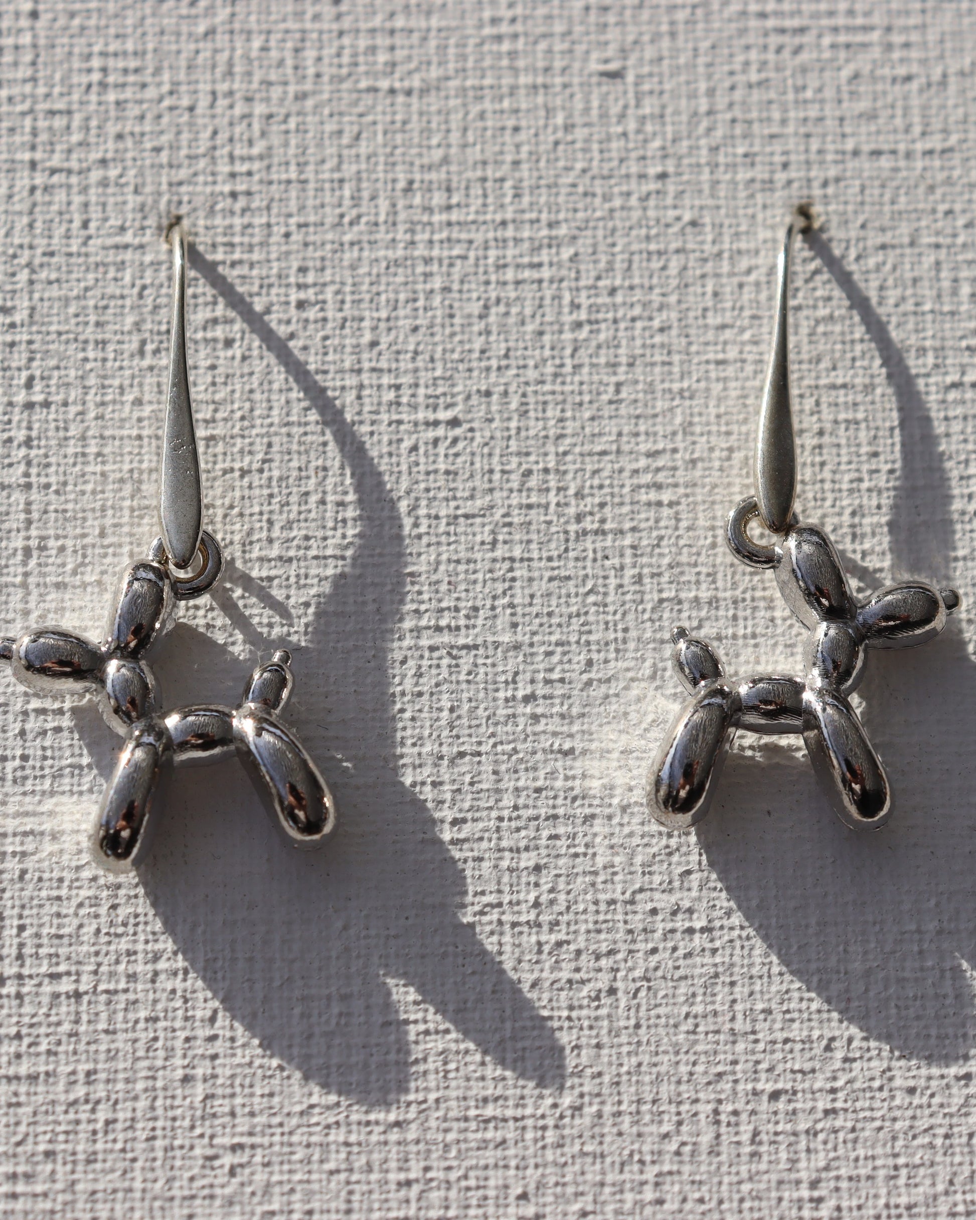 Zilverkleurige oorhaken met zilverkleurige ballon hond