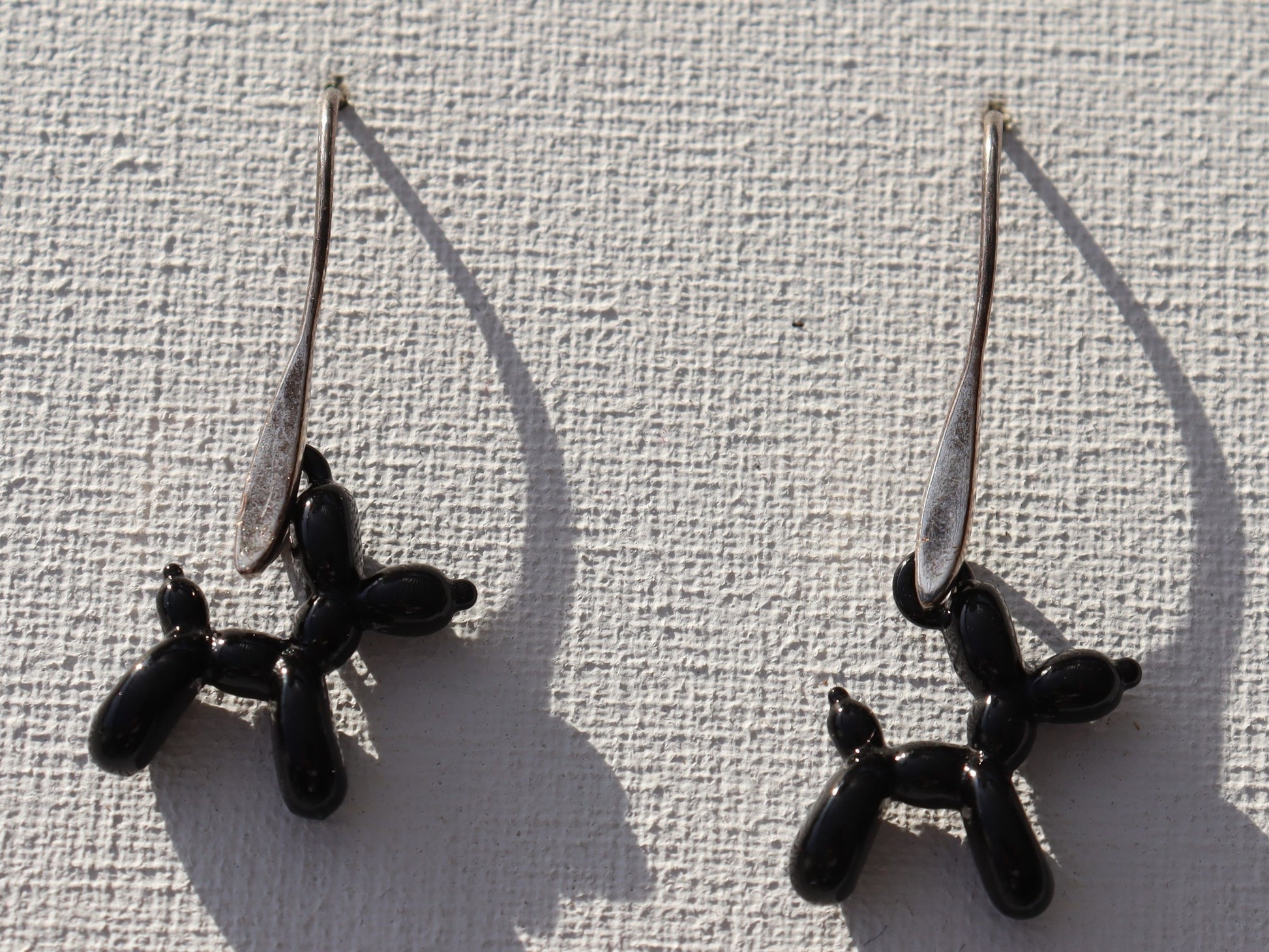 Zilverkleurige oorhaken met zwarte ballon hond