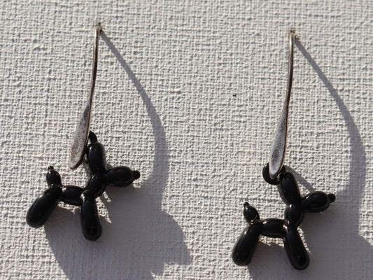 Zilverkleurige oorhaken met zwarte ballon hond