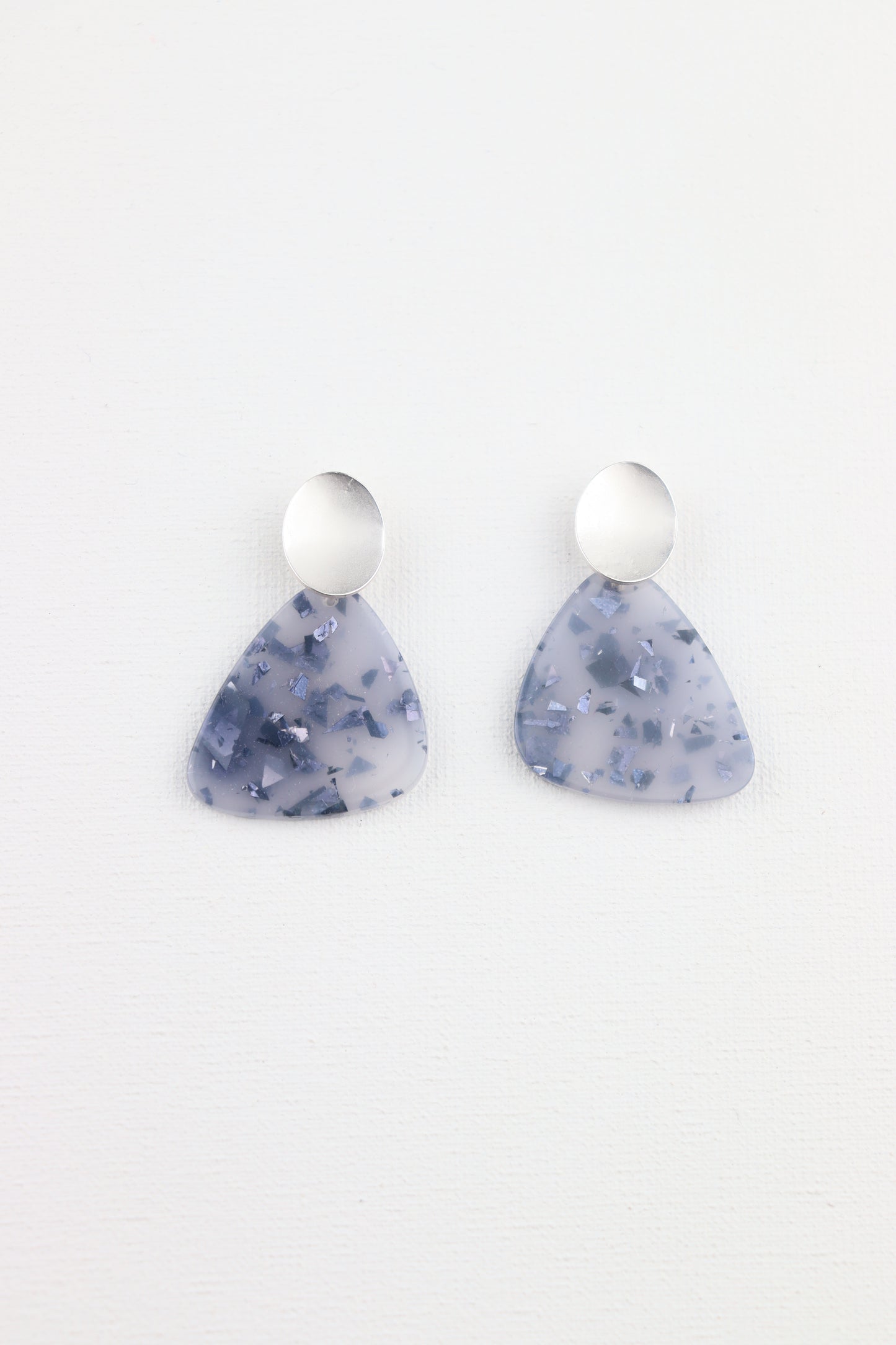 Zilverkleurige ovale oorbellen met blauwe trapezium hanger
