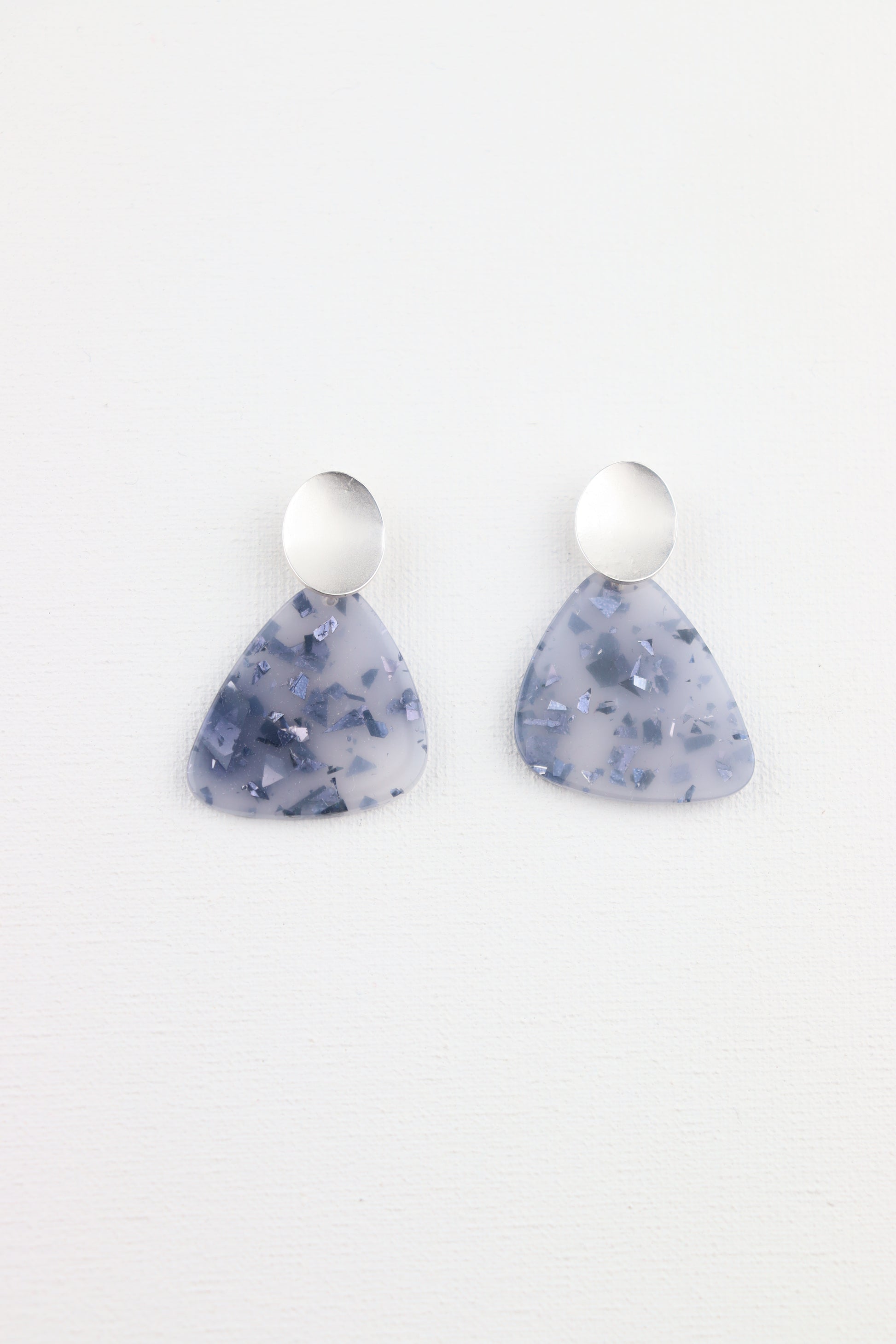Zilverkleurige ovale oorbellen met blauwe trapezium hanger