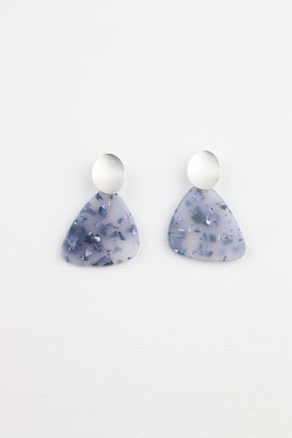 Zilverkleurige ovale oorbellen met blauwe trapezium hanger