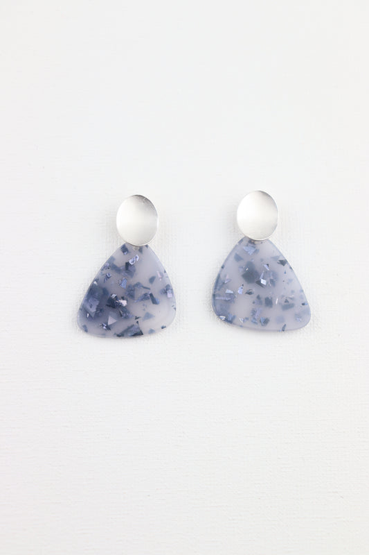 Zilverkleurige ovale oorbellen met blauwe trapezium hanger