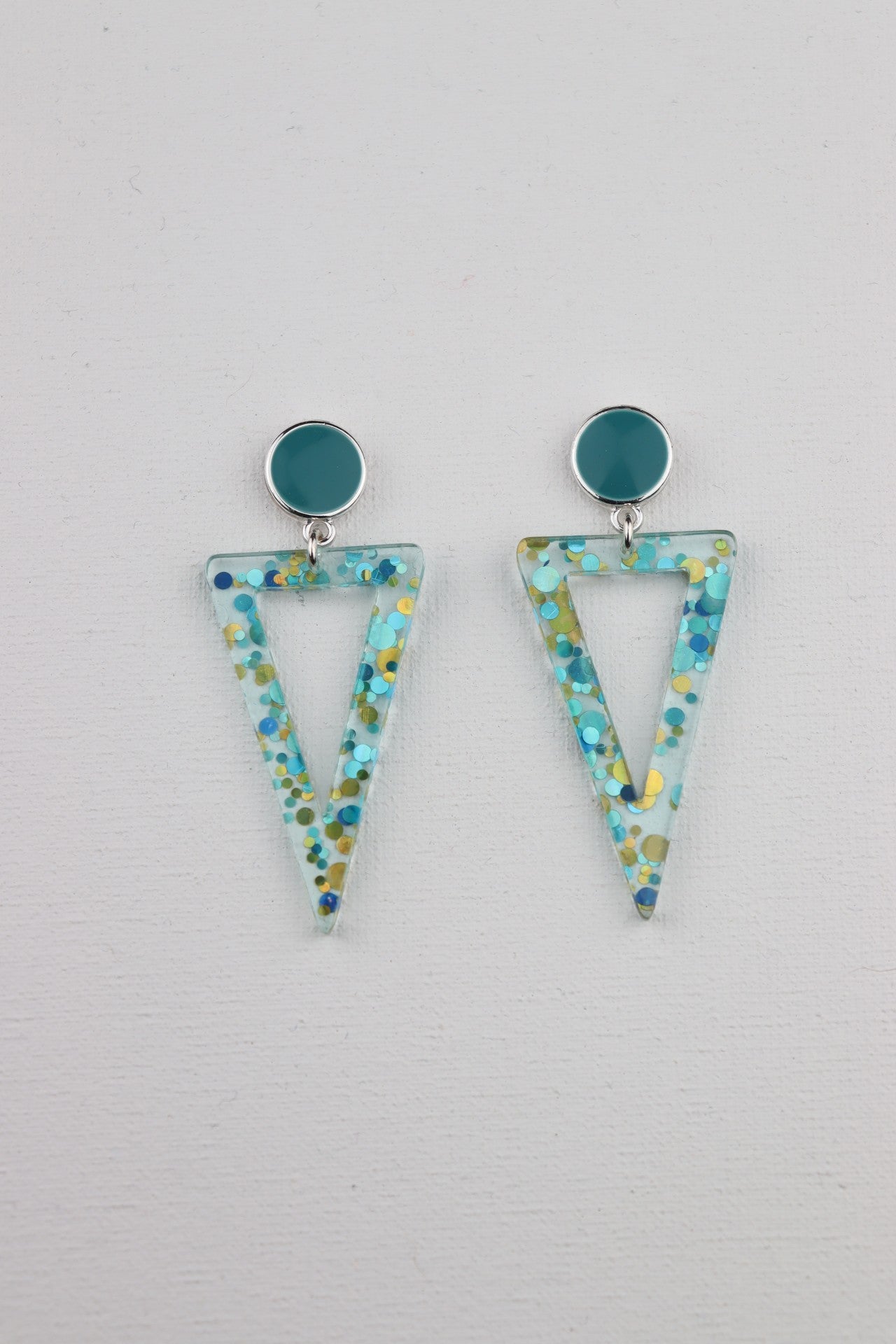 Zilverkleurige petrol oorbellen met confetti bedel met blauw en goud