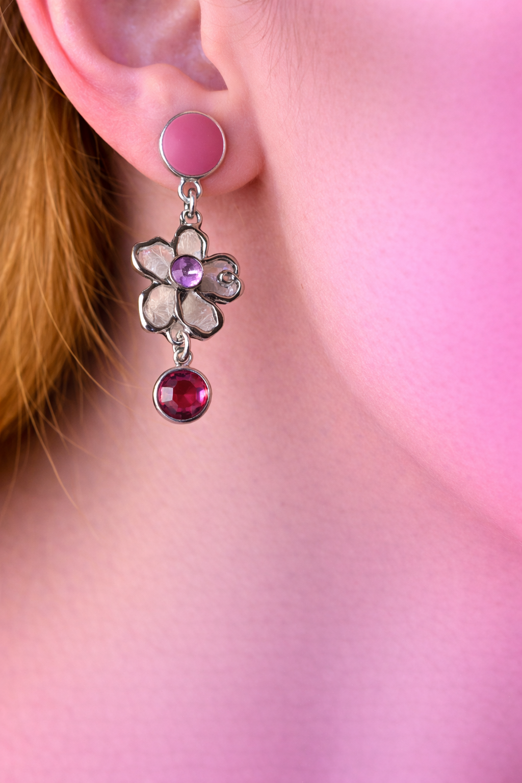 Zilverkleurige  roze  ronde stekertjes met zilverkleurige bloem met paarse steen en roze zirkonia hanger