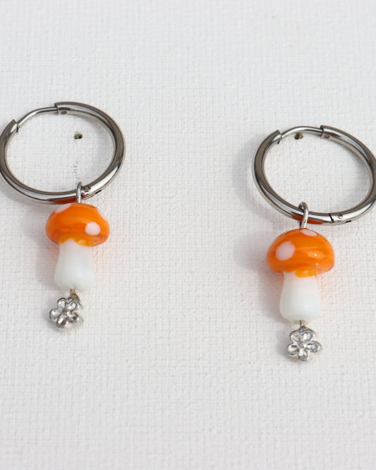 Zilverkleurige stainless steel creolen met oranje paddenstoel en bloemetje