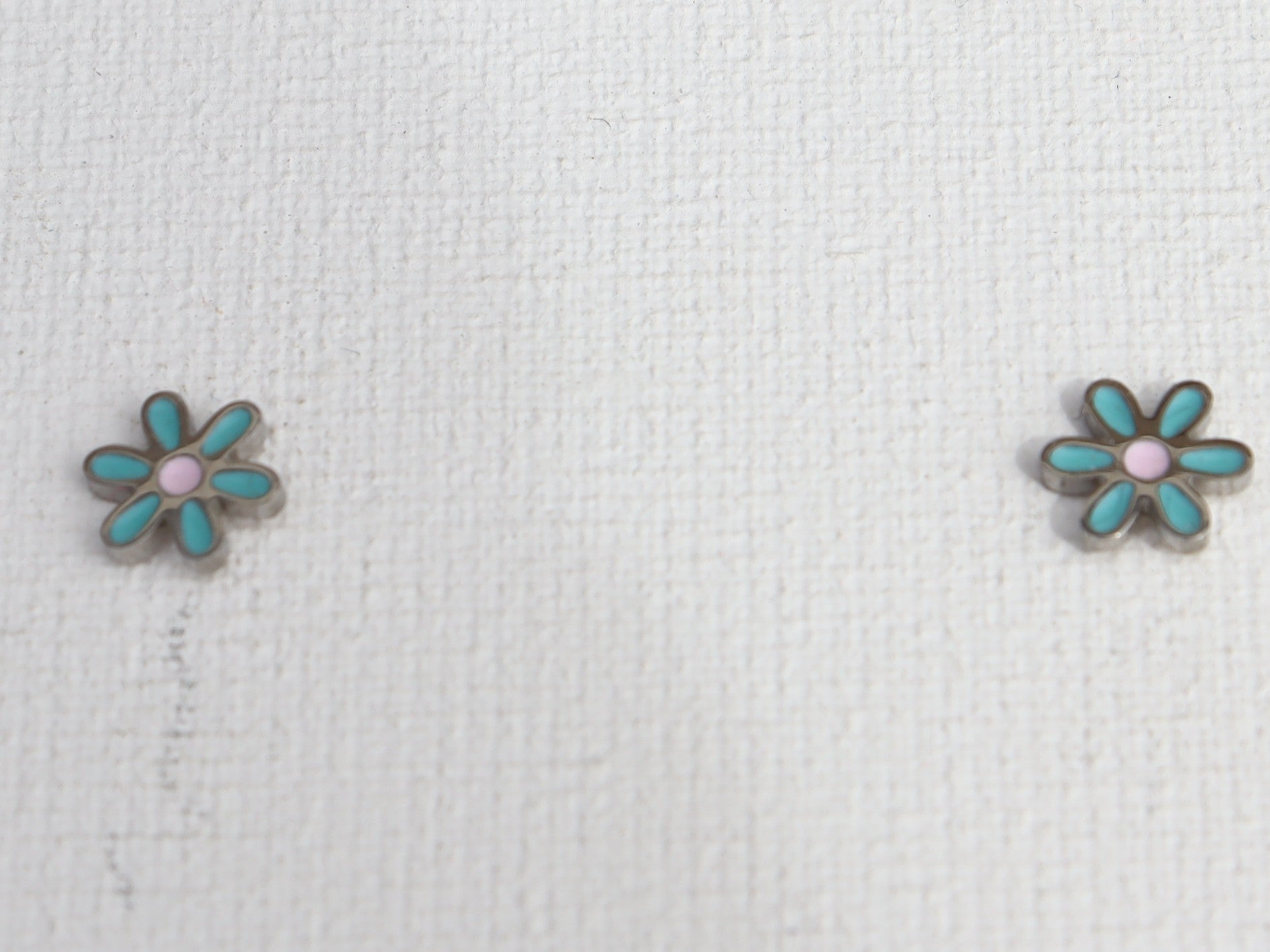 Zilverkleurige turquoise bloem oorbellen