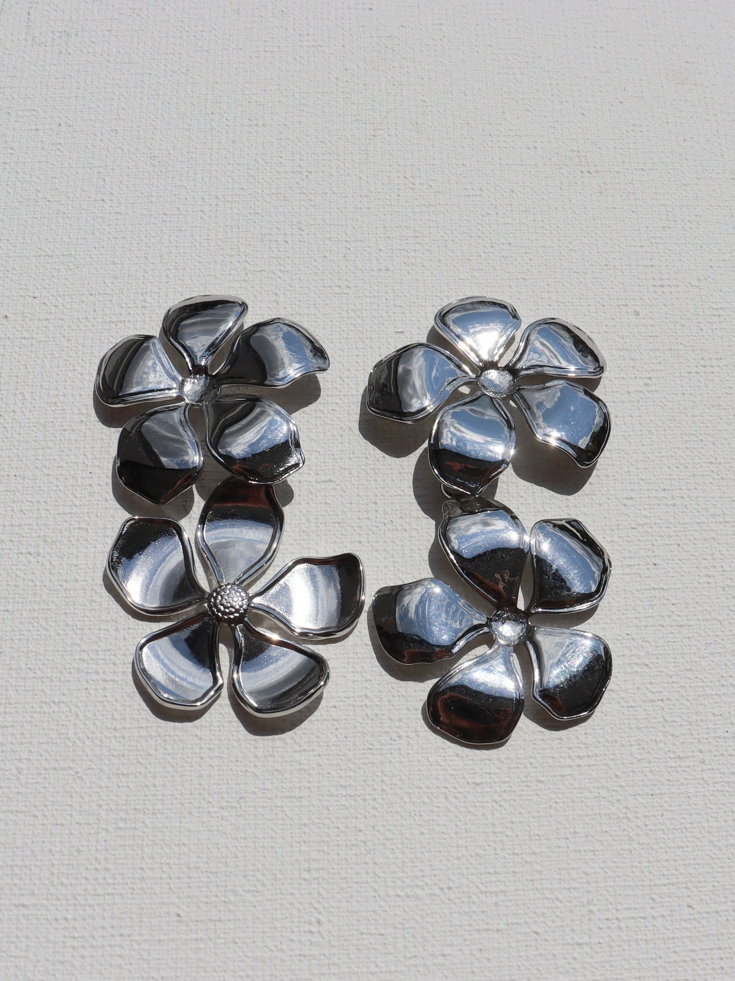 Zilverkleurige bloem oorstekers (RVS) met bloemhanger