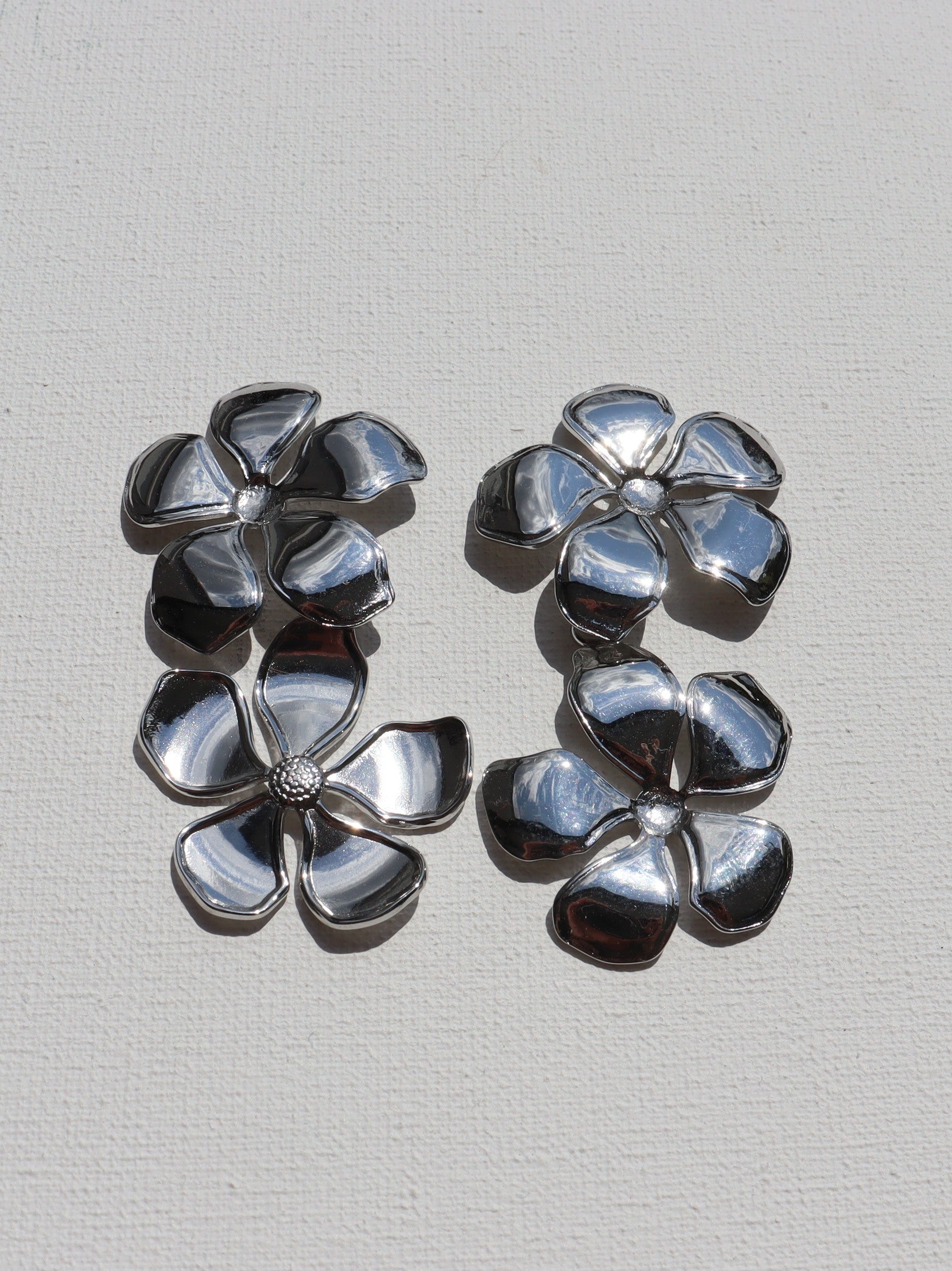 Zilverkleurige bloem oorstekers (RVS) met bloemhanger