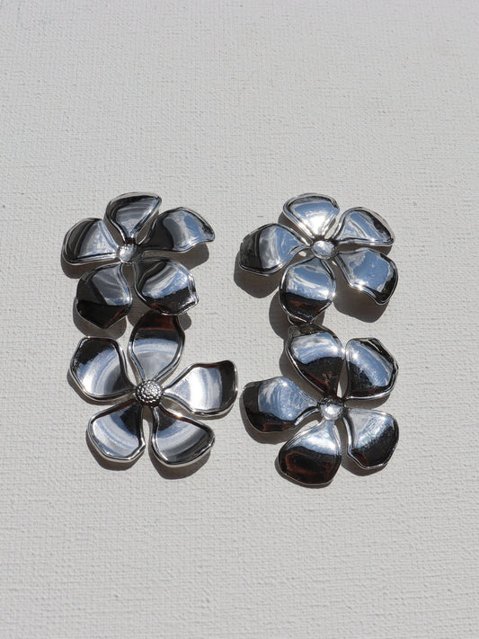 Zilverkleurige bloem oorstekers (RVS) met bloemhanger