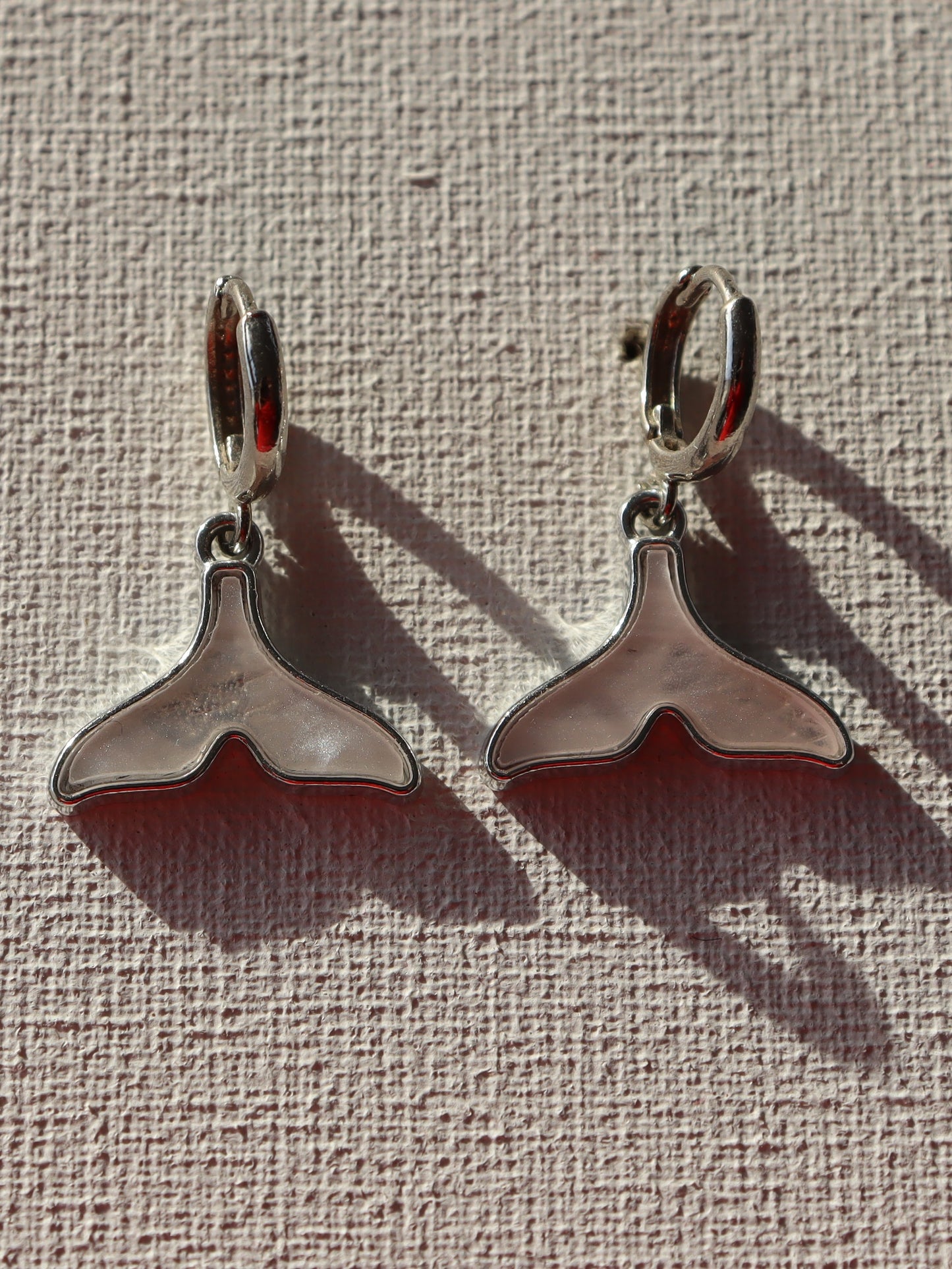 Zilverkleurigecreolenmetllichtrozestaartvin