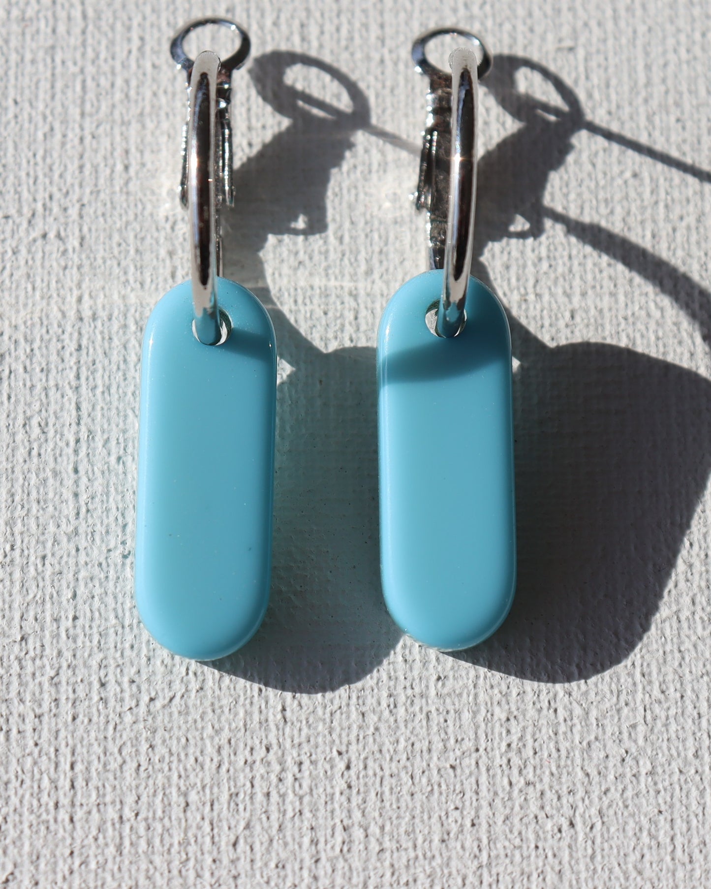 Zilverkleurigecreolenmetovale blauwe polarishanger