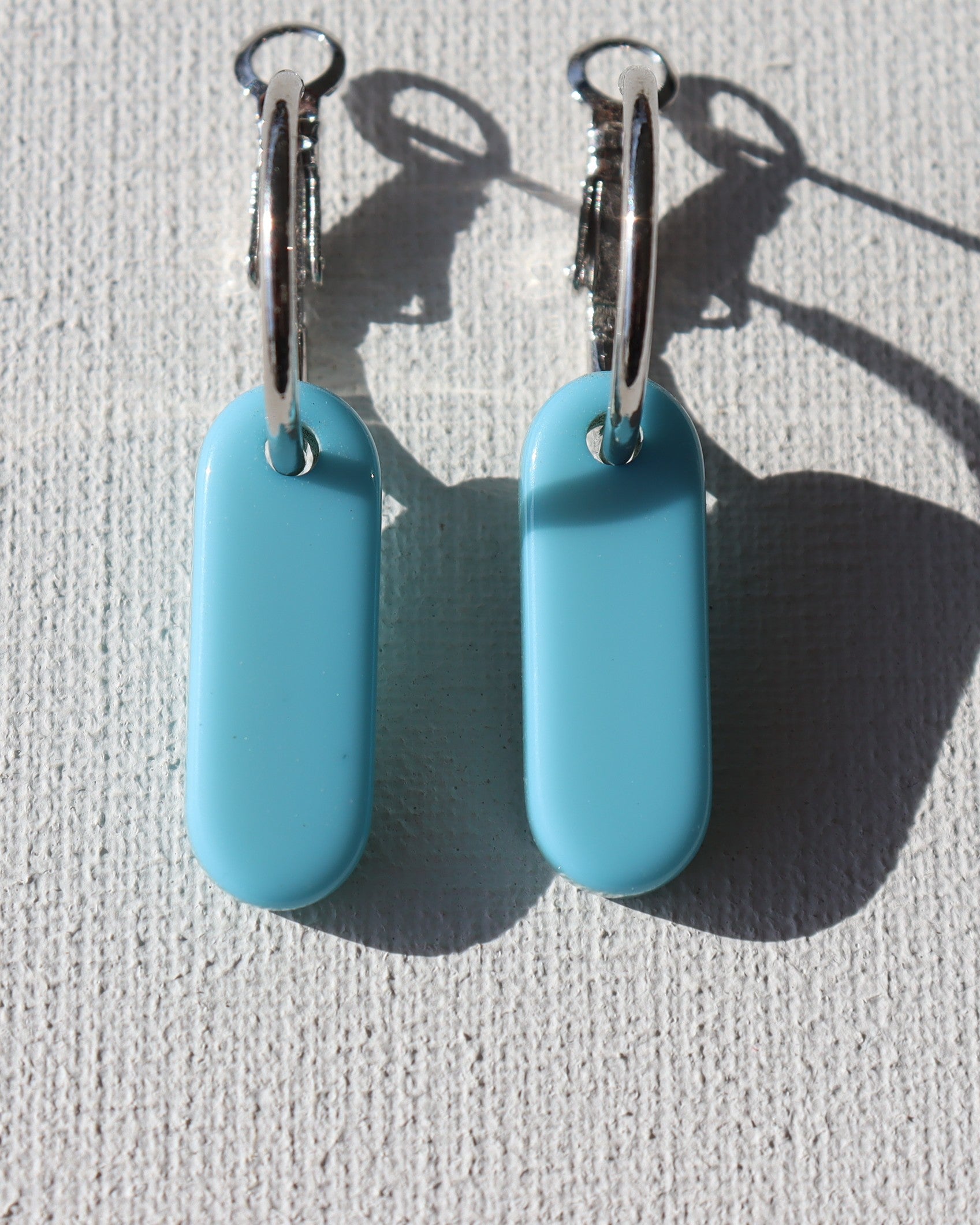 Zilverkleurigecreolenmetovale blauwe polarishanger