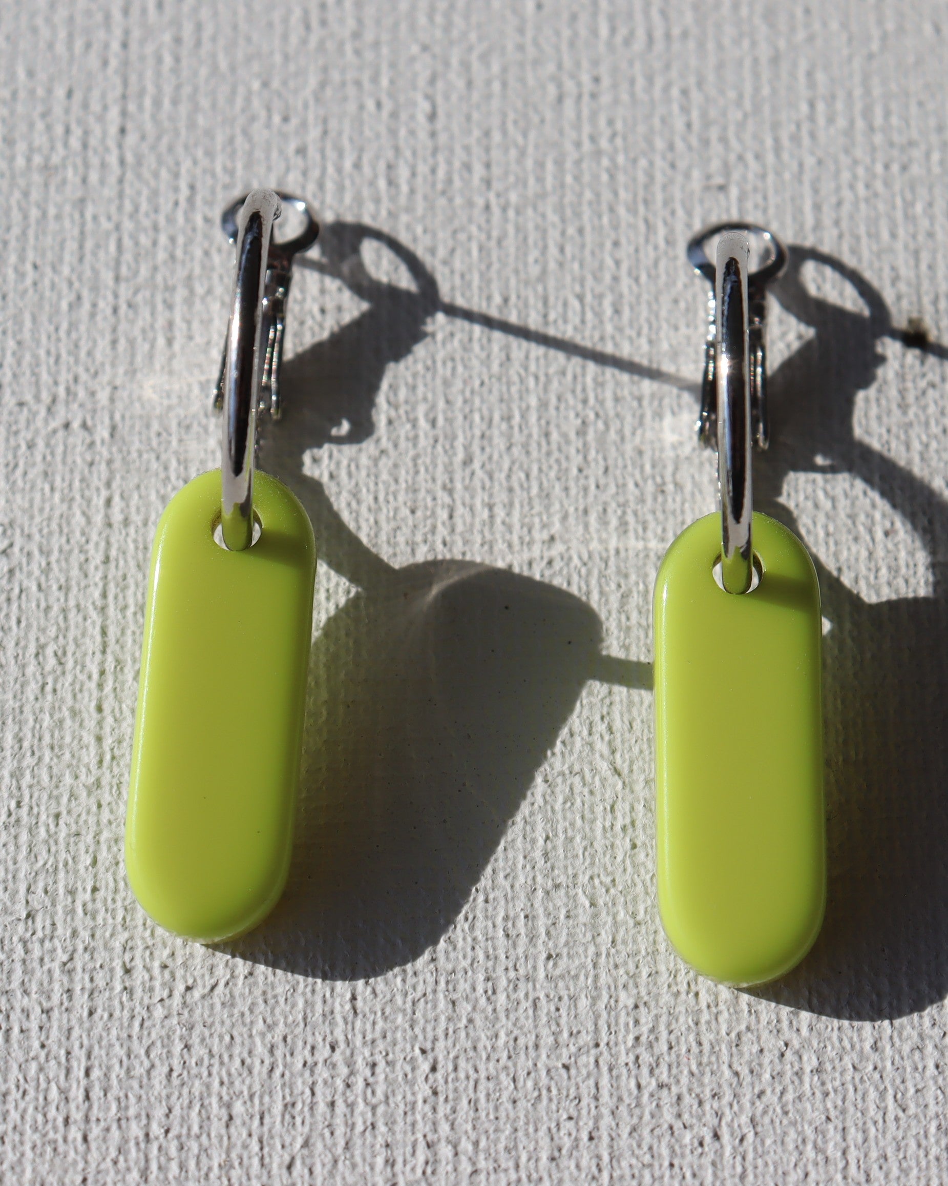 Zilverkleurigecreolenmetovale limoen polarishanger