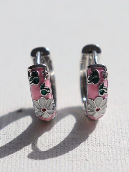 Zilverkleurigecreolenmetwittebloemenenroze