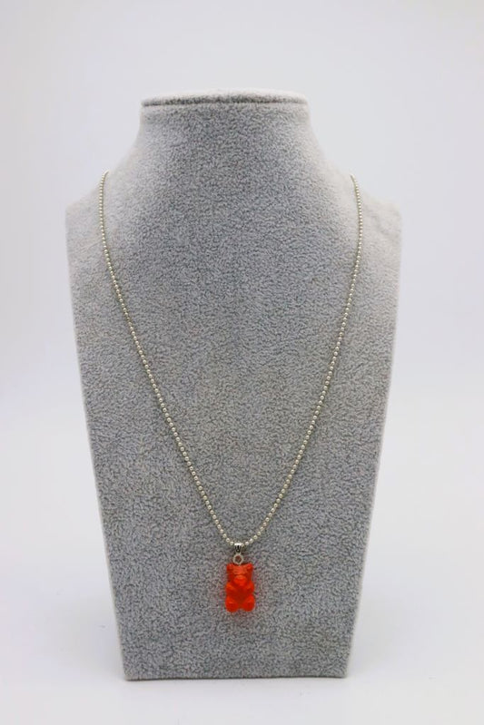 Zilverkleurige ketting met oranje beertje