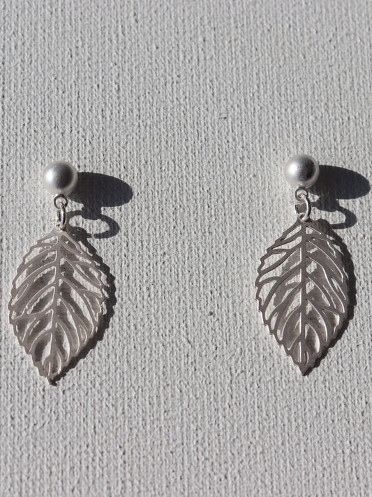 Zilverkleurige matte knopstekertjes met zilverkleurige blaadjes