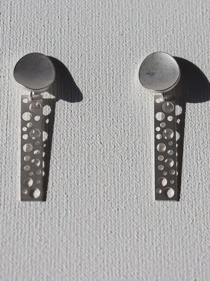 Zilverkleurige matte ovale stekertjes met zilverkleurige staafjes met ronde gaten