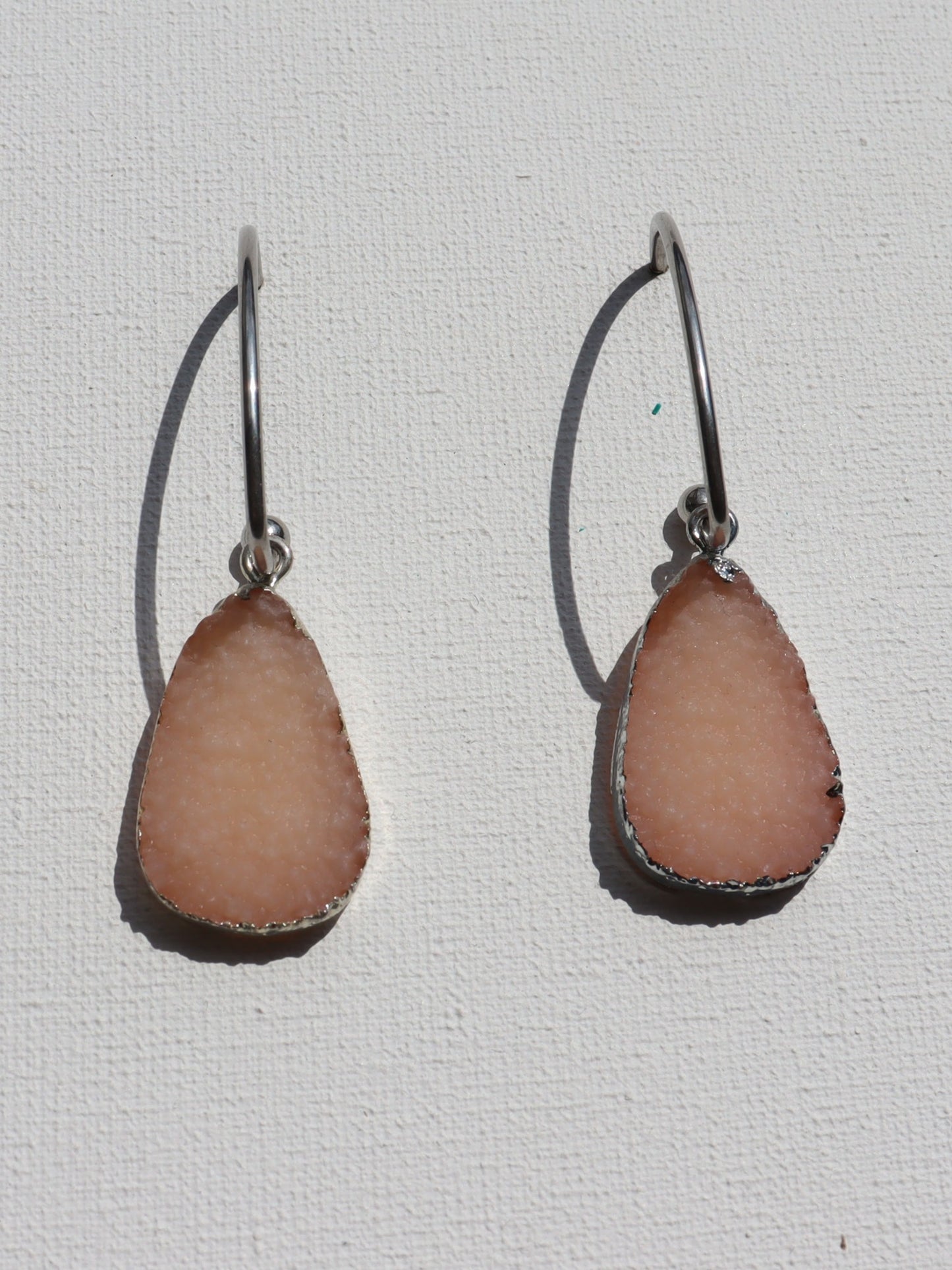 Zilverkleurige oorbellen met roze hanger