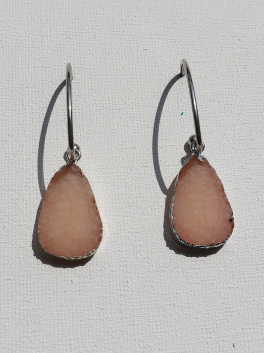Zilverkleurige oorbellen met roze hanger