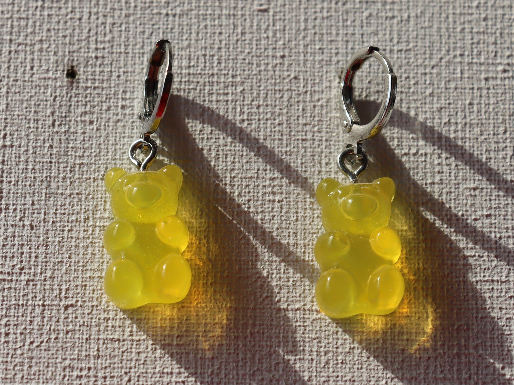 Zilverkleurigeoorbelringenmetlichtgelebeertjes