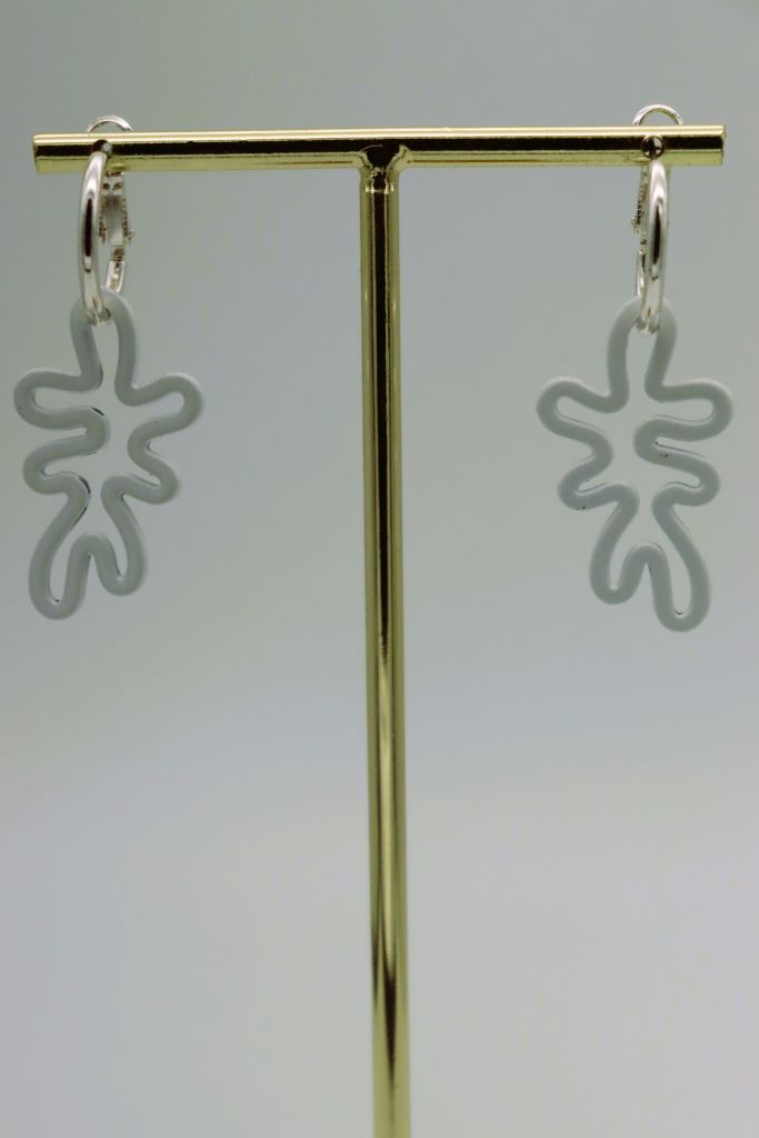 Zilverkleurige oorbel ringen met witte kronkel hanger