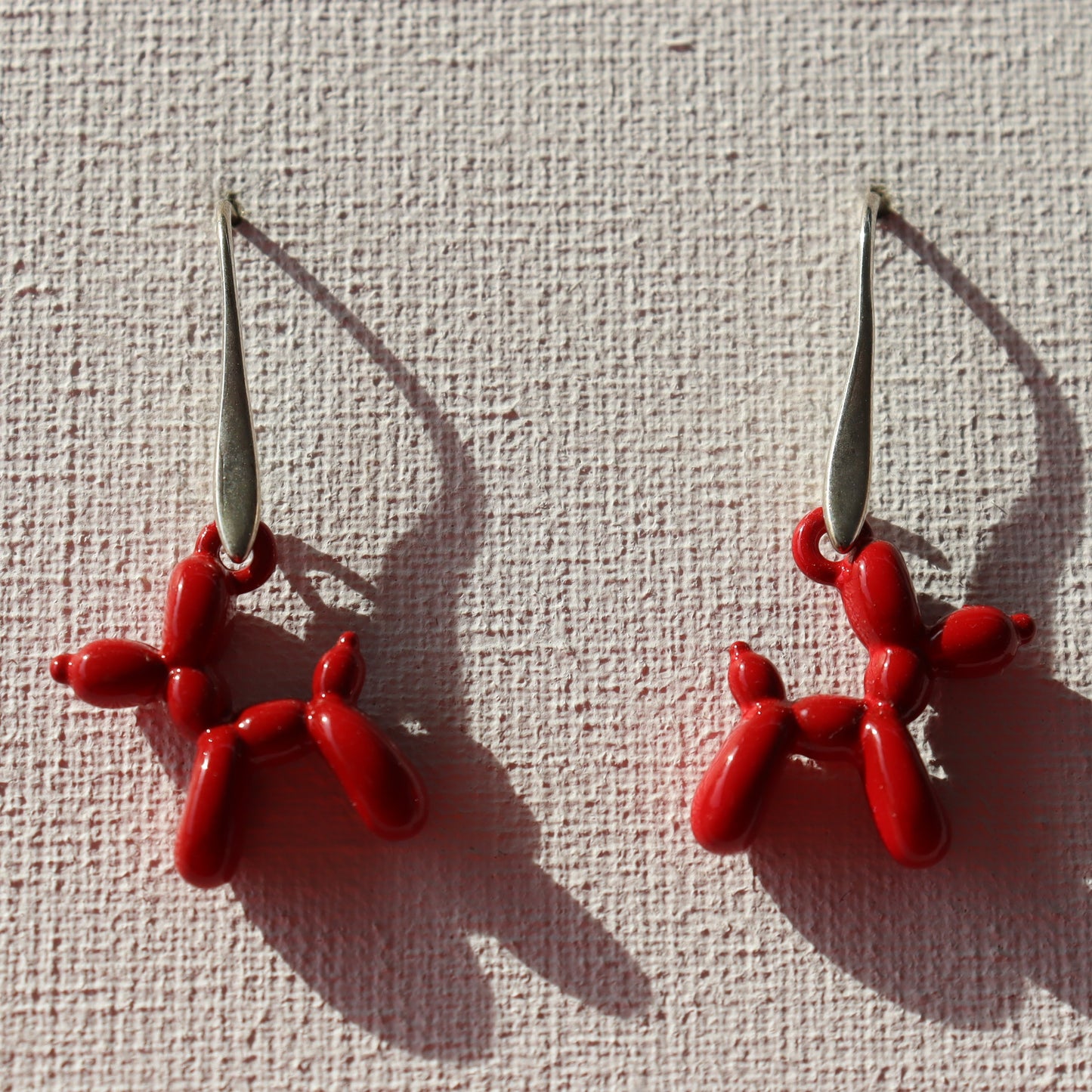 Zilverkleurige oorhaken met rode ballon hond