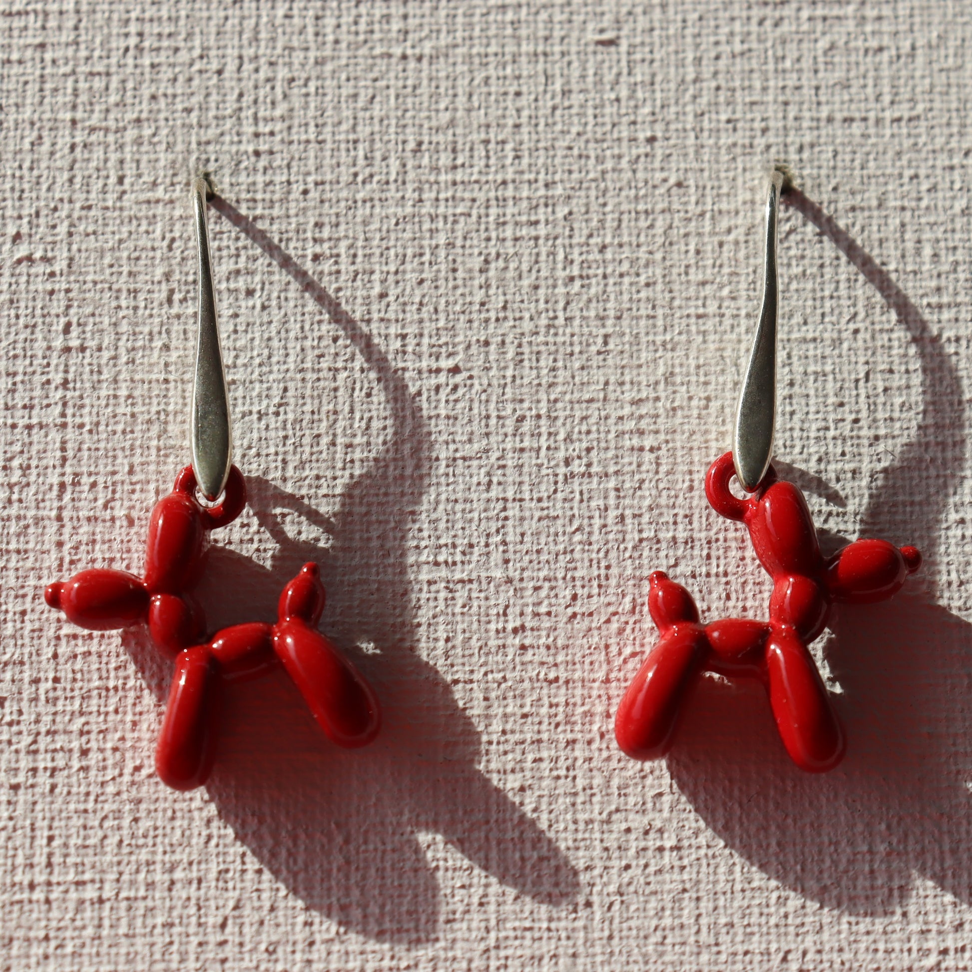 Zilverkleurige oorhaken met rode ballon hond