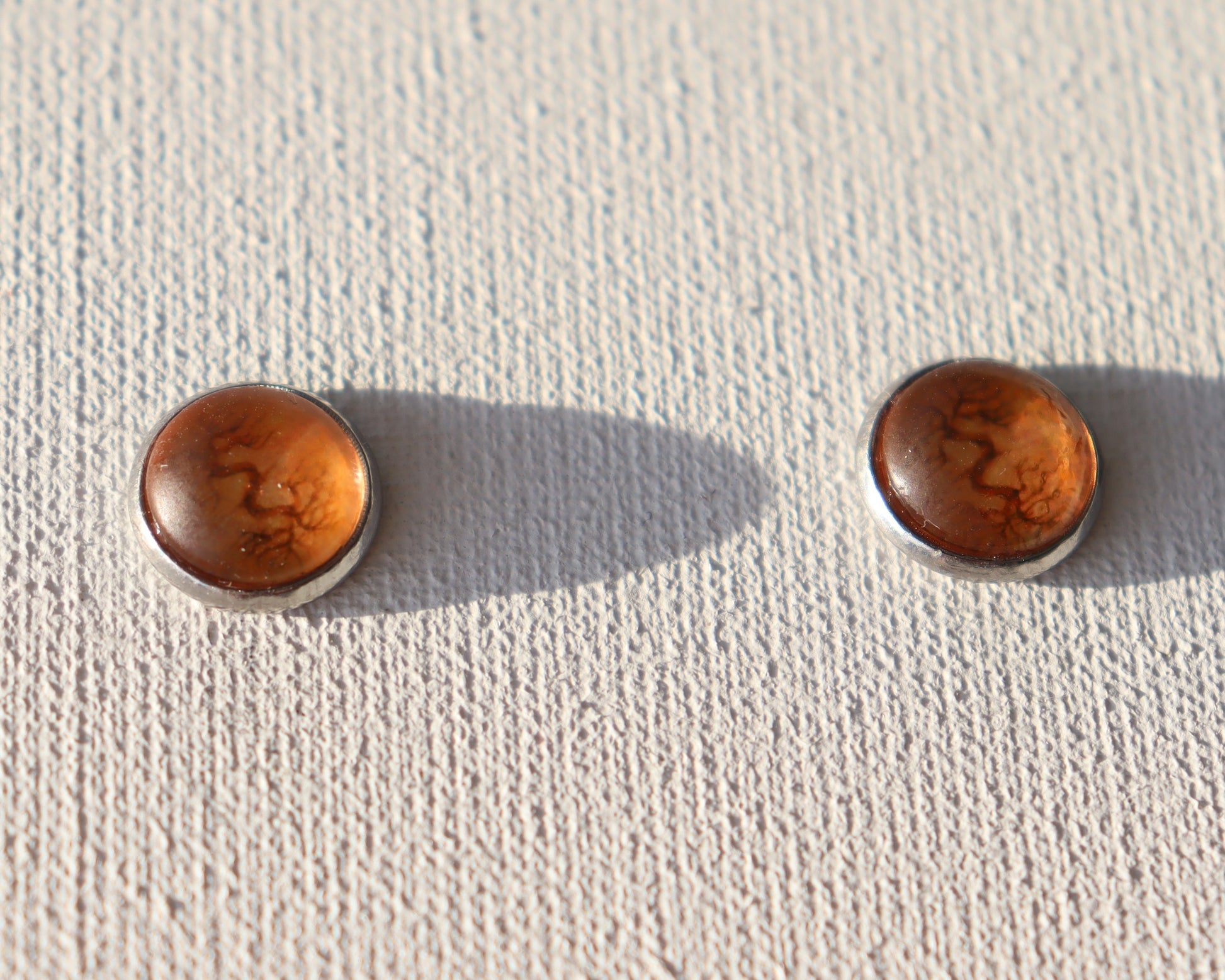 Zilverkleurige oorstekers met oranje boom( chirurgisch roestvrij staal)