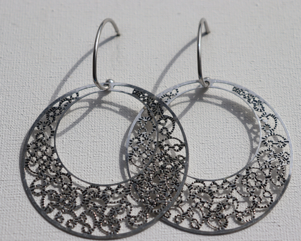 Zilverkleurige oorstekers met zilverkleurige hanger