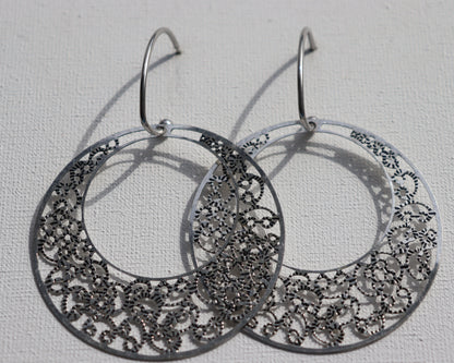 Zilverkleurige oorstekers met zilverkleurige hanger