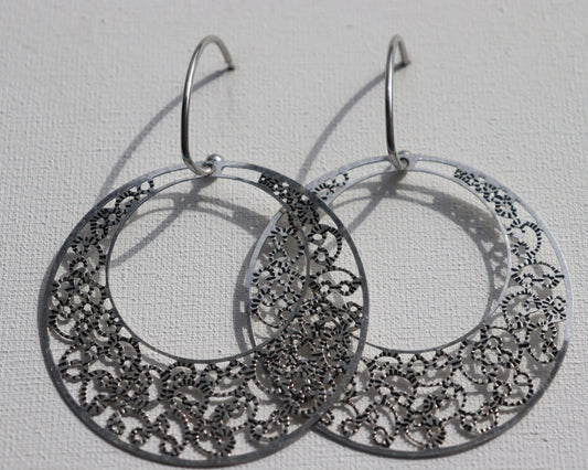 Zilverkleurige oorstekers met zilverkleurige hanger