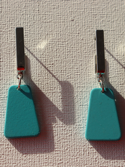 Zilverkleurige rechthoekige oorstekertjes met trapezium blauwe hanger