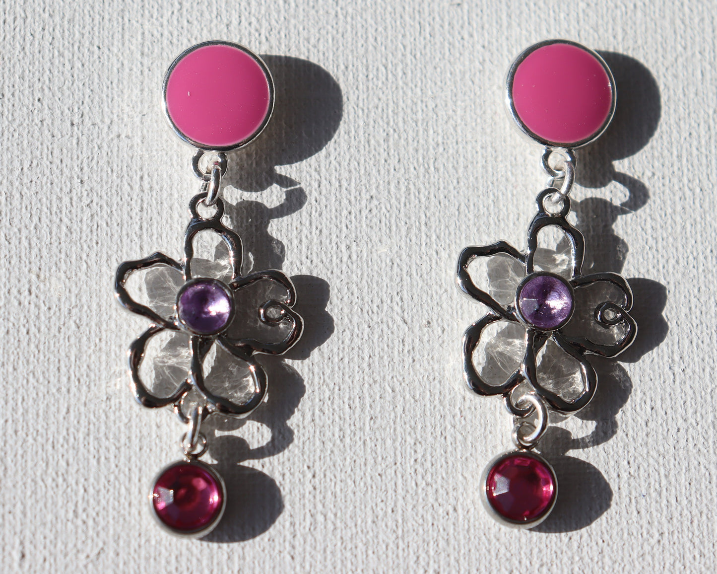 Zilverkleurige  roze  ronde stekertjes met zilverkleurige bloem met paarse steen en roze zirkonia hanger