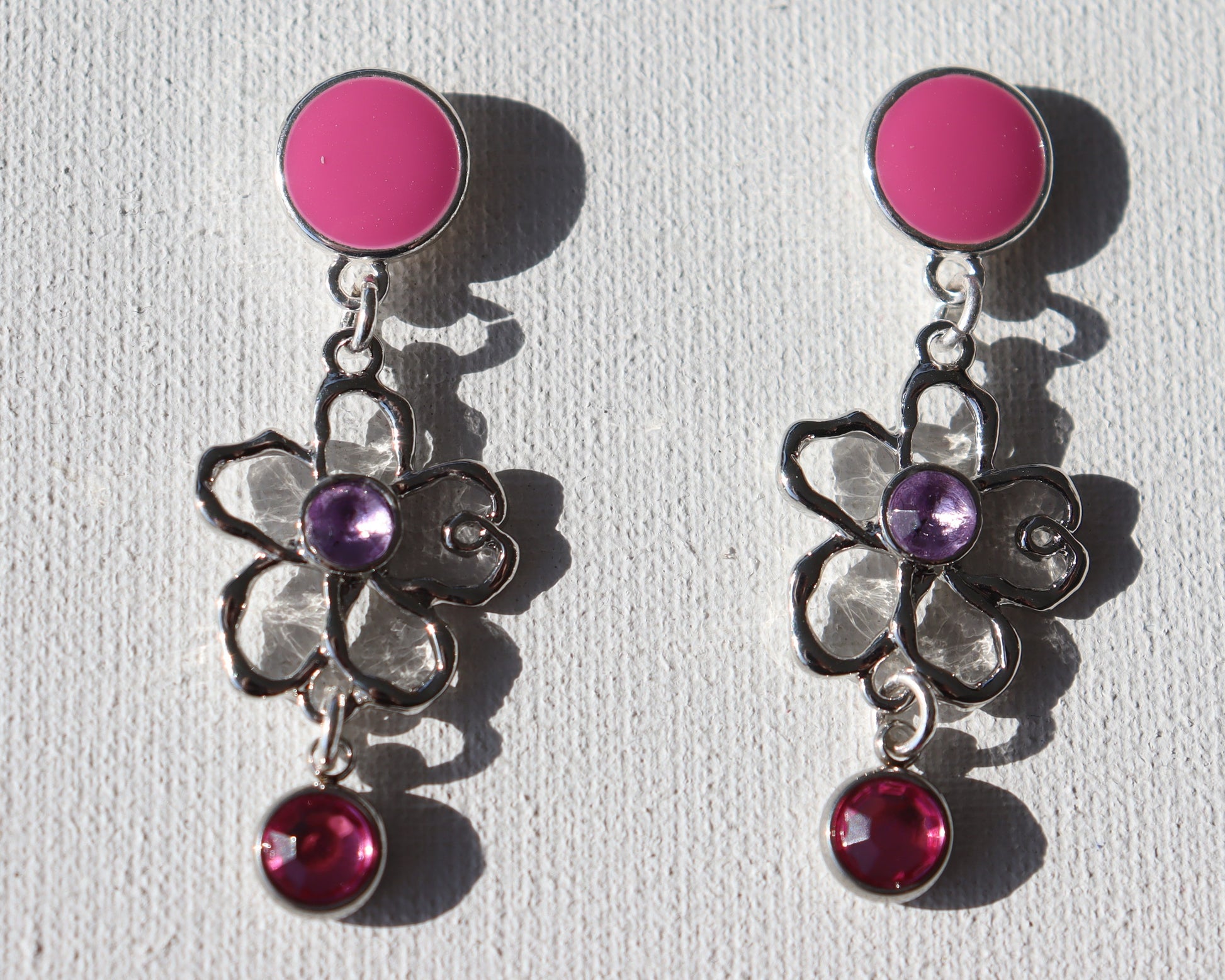 Zilverkleurige  roze  ronde stekertjes met zilverkleurige bloem met paarse steen en roze zirkonia hanger