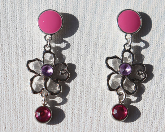 Zilverkleurige  roze  ronde stekertjes met zilverkleurige bloem met paarse steen en roze zirkonia hanger