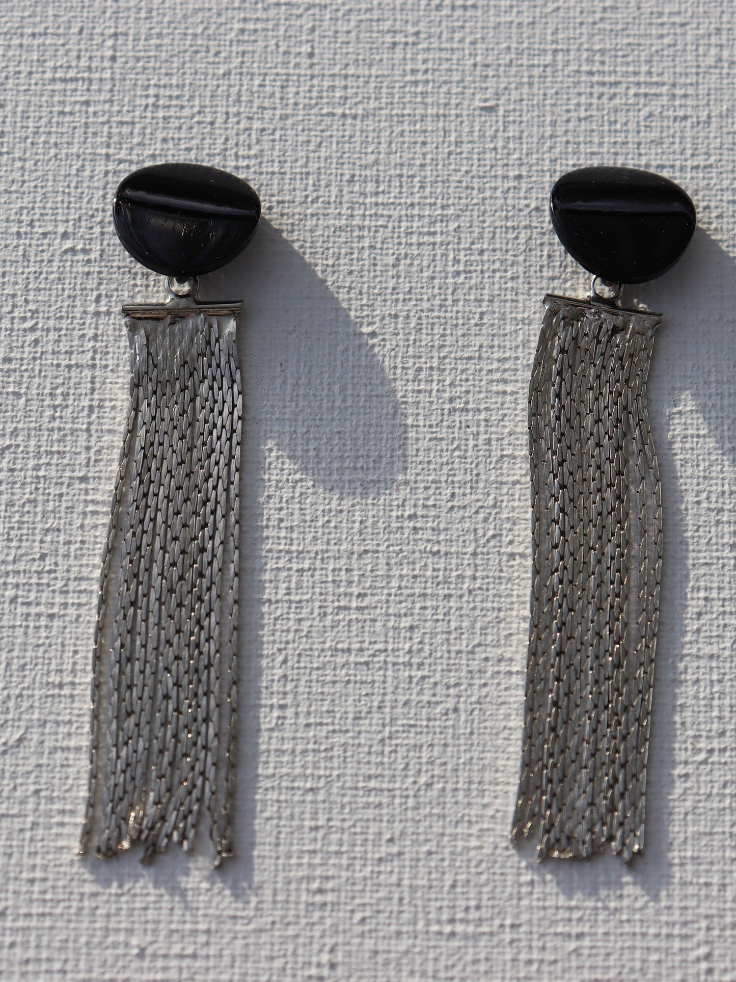 Zwarte oorbellen met zilverkleurig kettinggordijn