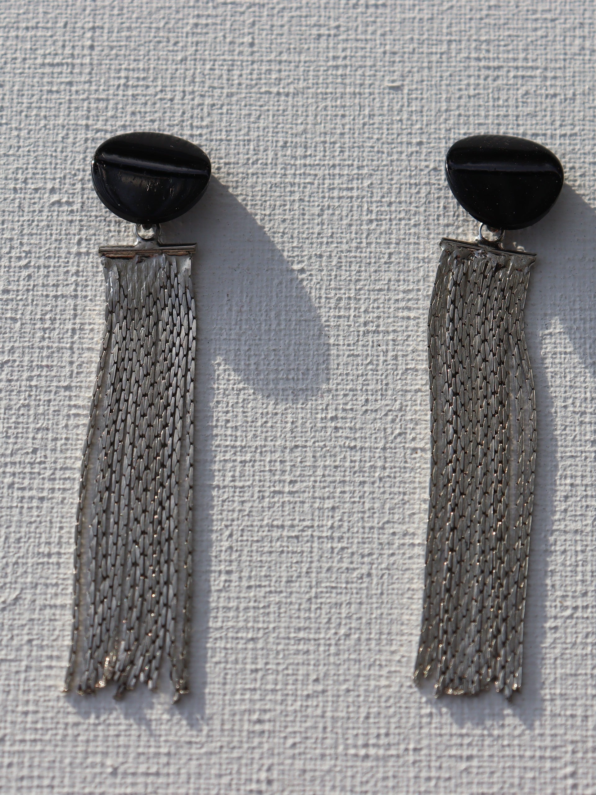 Zwarte oorbellen met zilverkleurig kettinggordijn